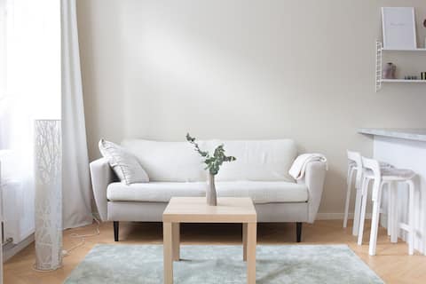 Top performing Airbnb: Elegant and bright studio in the heart of Punavuori in Eteläinen Suurpiiri