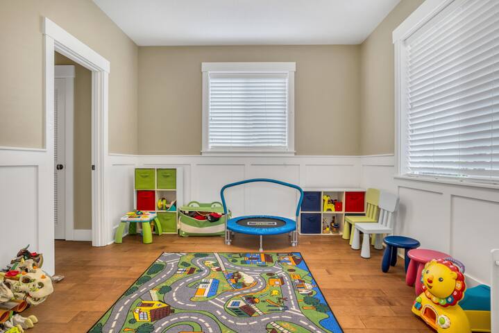 Spacious – Free Parking, crib, toys, walk to food gallery image 2
