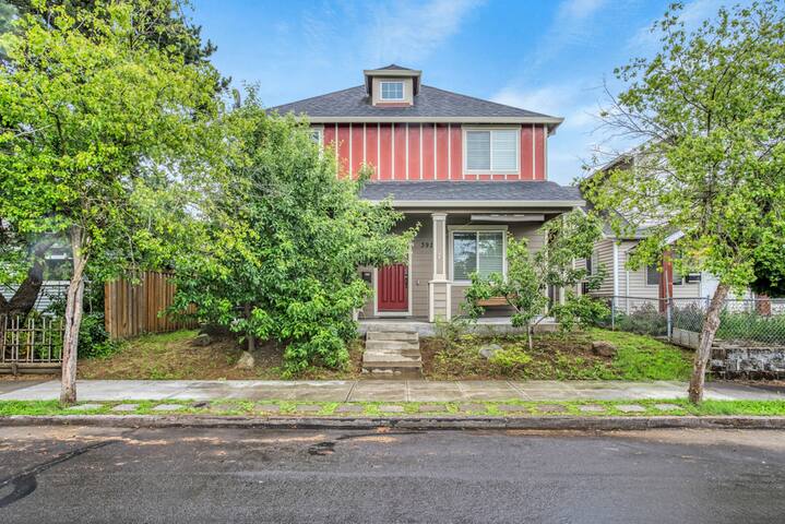 Spacious – Free Parking, crib, toys, walk to food gallery image 5