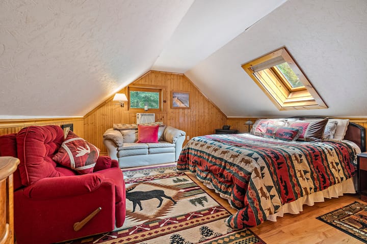 Ზემოთ საძინებელი 5, ორადგილიანი საწოლი.