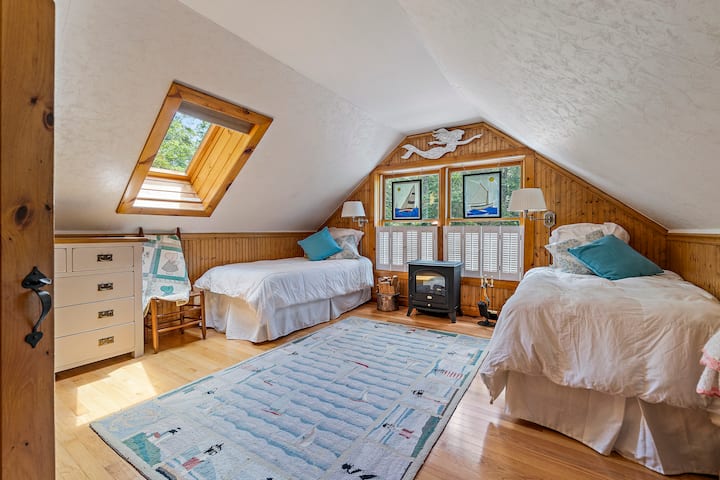 Ზემოთ საძინებელი 4, ორი ორადგილიანი საწოლი.