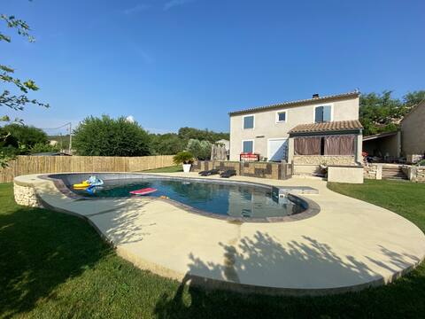 Single-family home with pool near Ventoux