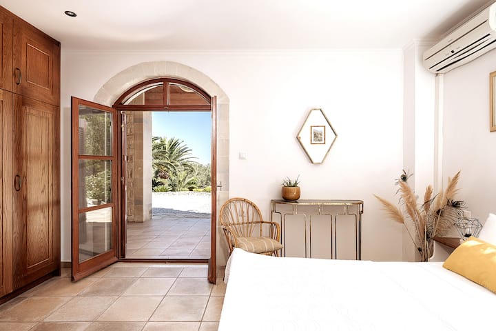 Spálňa 4 na dolnom poschodí s priamym prístupom k vonkajšiemu posedeniu a bazénu a spoločnej kúpeľne s vlastnou kúpeľňou.