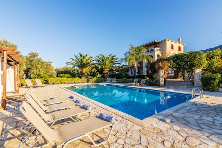 ~ Aloni House ~ Luxury villa with pool, sleeps 10