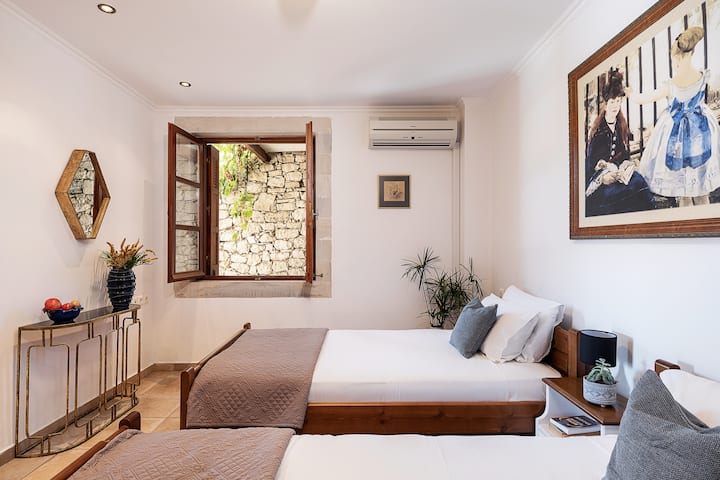 Spálňa 5 na dolnom prízemí s manželskými posteľami.