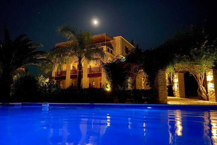 ~ Aloni House ~ Luxury villa with pool, sleeps 10 gallery image 4