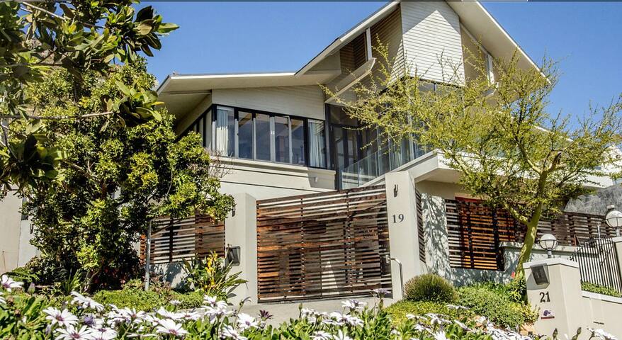 Lux Villa , Housekeeper, pool, Hottub and solar