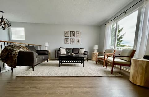 Mountain Style 4-bedroom Home near Jasper NP gate