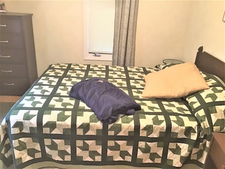 Lit queen size au niveau principal.