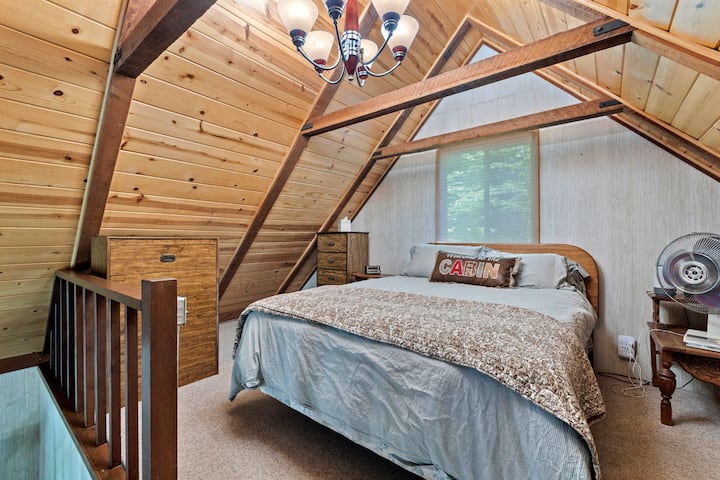 лофт на горния етаж с двойно легло (спалня 1)