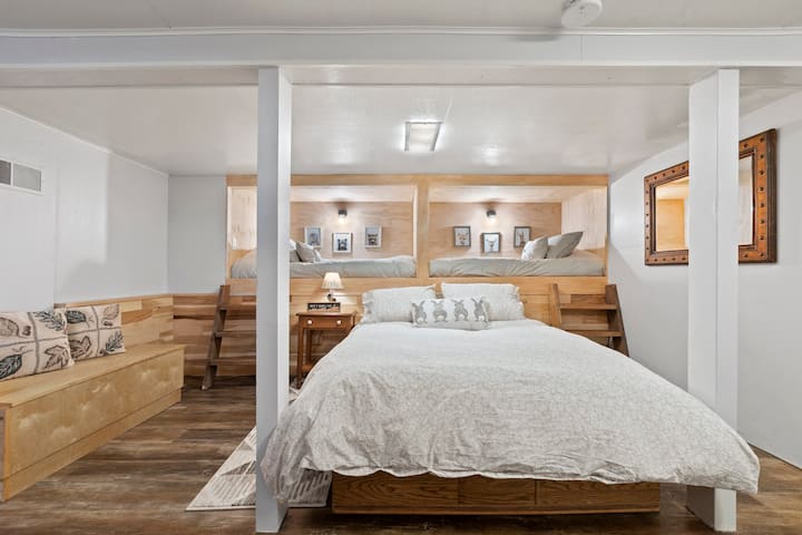 Легло на долния етаж с 2  единични легла. Двойно легло