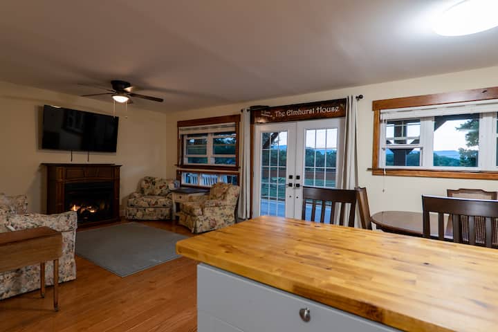 Elmhurst House -Townhouse Top Floor- 3bd Mtn. View - Catskill, NY