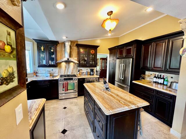 Charming 4-bedroom home w/ hot tub & canyon views gallery image 4