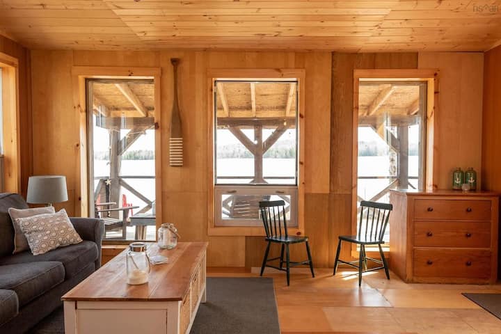 Cheerful 3-bedroom Cottage With Indoor Fireplace - Nova Scotia