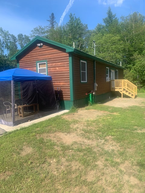 Adorable 2 bedroom, 1 1/2 bath Cozy cabin