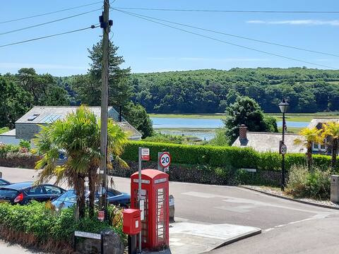 Quirky upside down cottage on quiet Cornish creek