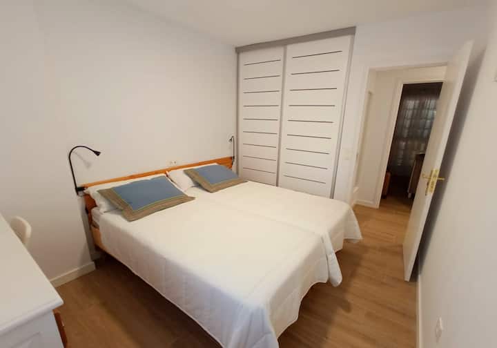 Საძინებელი / Habitación

თავსაფარზე არის განათება, რომელიც შესაფერისია წასაკითხად.

Თავსაფართან არის განათება, რომელიც გამოიყენება წასაკითხად.
