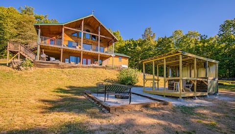 Timber Lodge located near the Buffalo River/Ponca