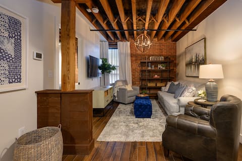 Top Airbnb: Regal Retreat in Nashville*Pool, Gym, Free Parking in North Nashville