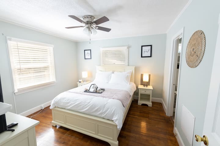 主卧室与第二间卧室相同。房东的卧室有一个成人三合一赌场棋盘游戏。 