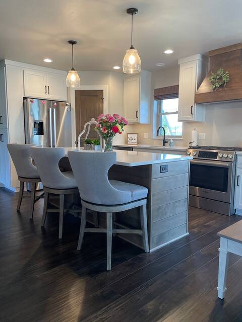 EAA 3 bedroom house rental on the flight path!