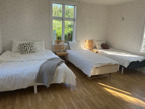 Child-friendly villa with guest house.