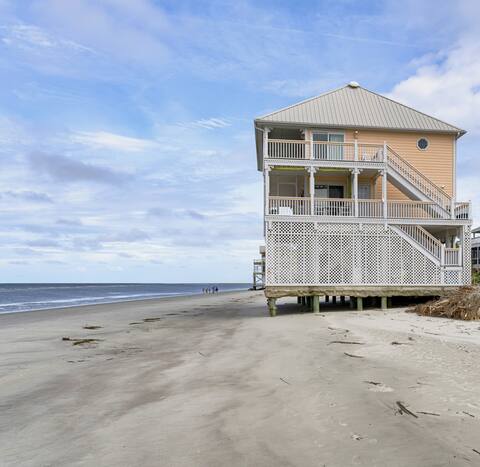The Tidewatch: Beachfront Retreat on Harbor Island