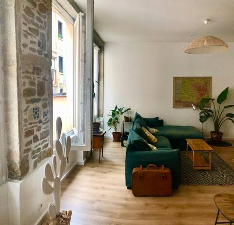 Popular Airbnb listing: Refuge de la Bouteille • Bottom of the slopes • Sathonay in Lyon 1er Arrondissement