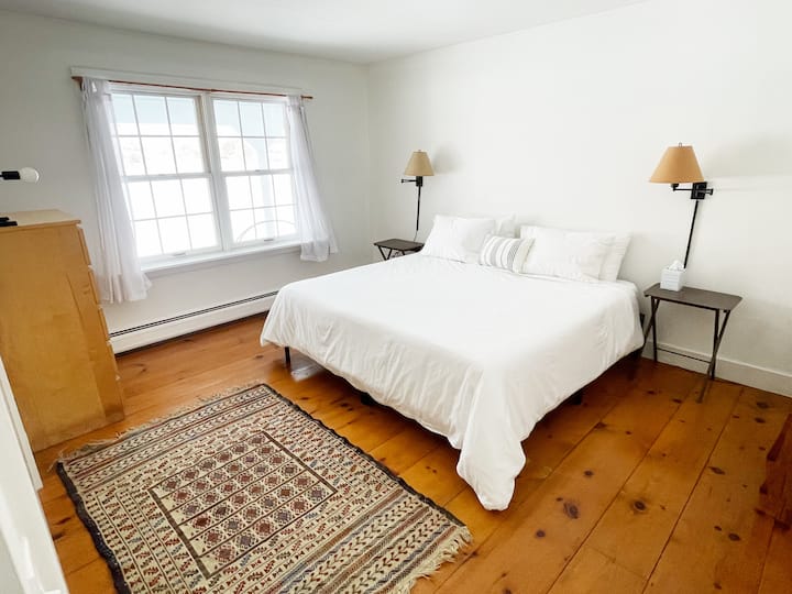 Bingwa wa ghorofa ya chini aliye na bafu lililogawanyika kwenye chumba cha kulala na sauna.  Inaweza kuwekwa kama mapacha 2 au mfalme 1.