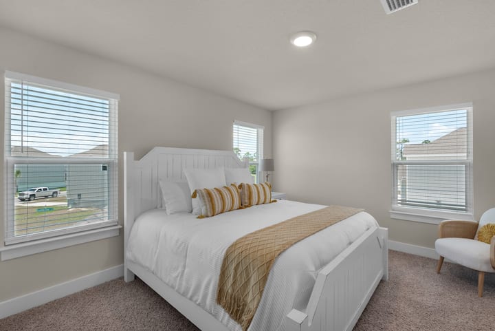 الطابق العلوي: غرفة نوم رقم3 كينج ماستر مع حمام كامل