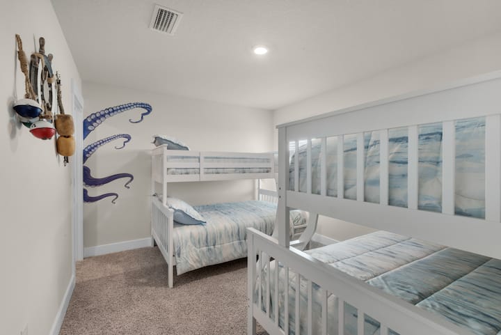 الطابق العلوي: غرفة النوم رقم2 سرير مزدوج كامل فوق أسرّة بطابقين بحجم كوين