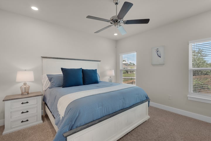 غرفة النوم الرئيسية رقم1 مع حمام كامل في الطابق السفلي