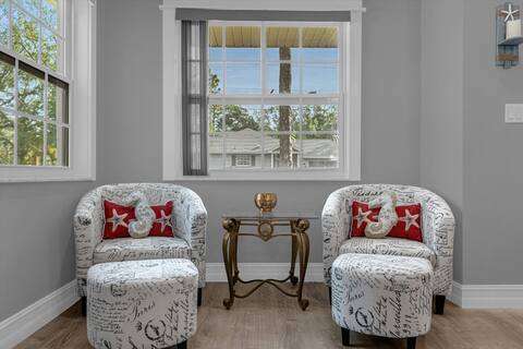Home with heated pool, hot tub &close to the beach