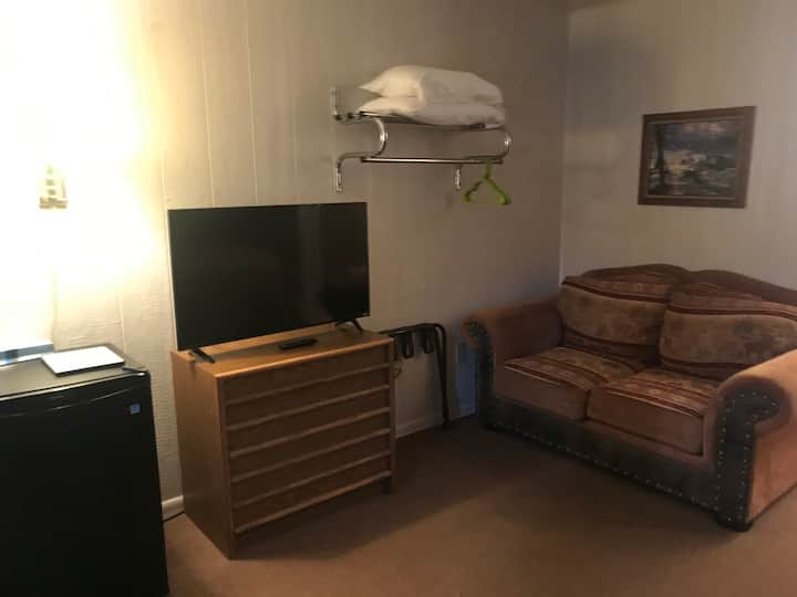 Big Chief B - Two Bed, Private Bath, No Kitchen - Cody, WY