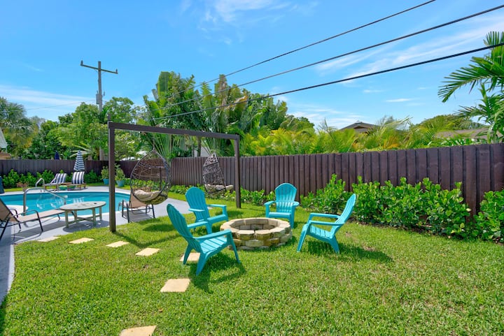 Eagle's Way: Heated Pool, Sunroom & Firepit - North Palm Beach, FL