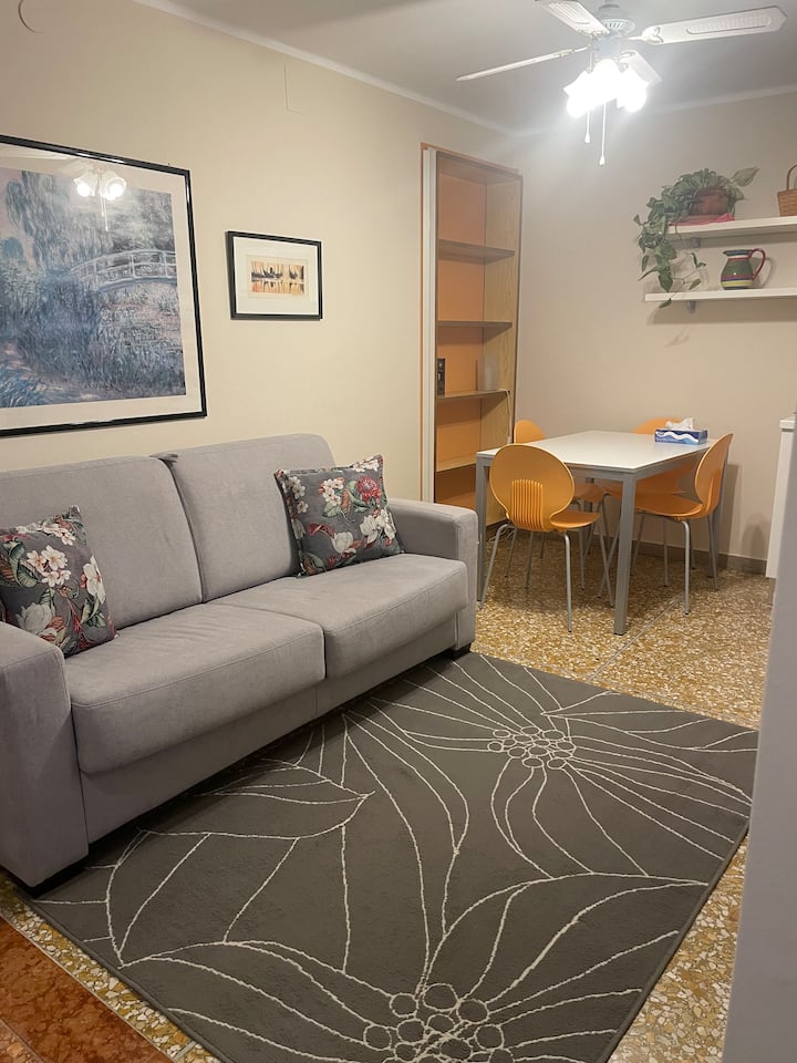 客厅/带餐桌的厨房配有DIVANO床