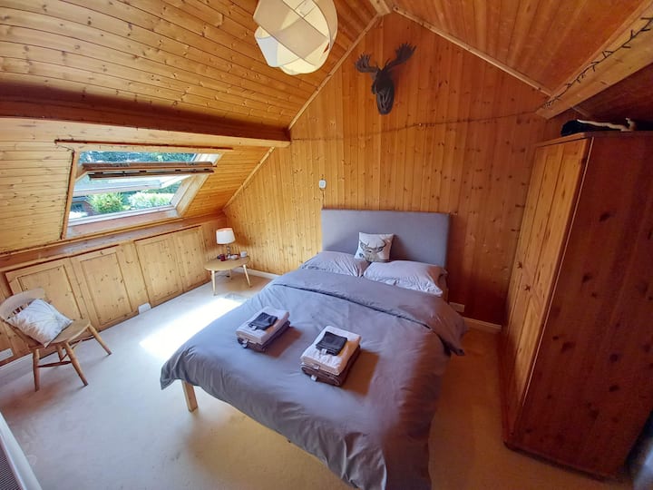 「度假木屋客房」配有2米宽双人床，是一个松树覆盖的避难所。大多数房客都非常喜欢这里。谁会住这里？