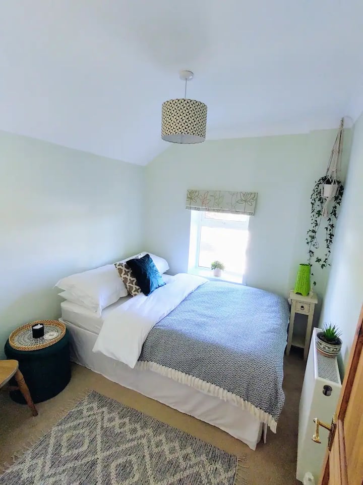 小巧但平静，宽敞的双人卧室，配有书桌，可供「在家工作」部落