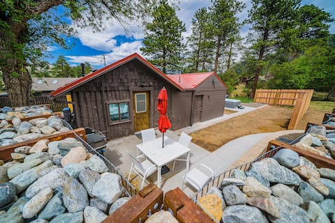 New cabin w/ hot tub, fireplace near National Park
