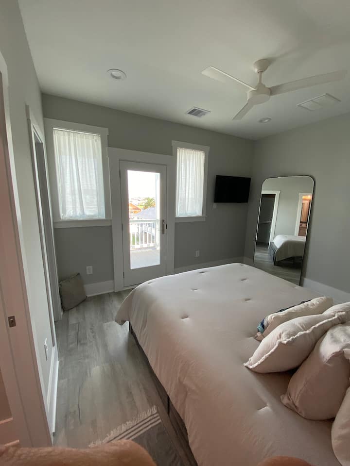 Camera da letto DUE- letto matrimoniale, balcone fuori dalla camera, televisore in camera, bagno completo con ampia doccia walk-in. La camera ha un'ampia cabina armadio con tanto spazio.  Goditi il tuo caffè mattutino su questa terrazza della camera da letto ammirando l'alba!