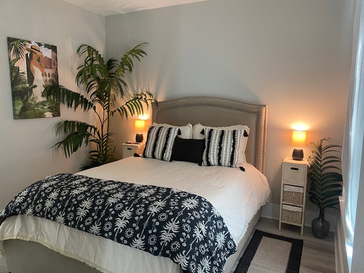 Camera da LETTO 1 - letto matrimoniale, bagno completo con vasca e doccia. Cassetti incassati (5 cassetti) per disfare le valigie per un soggiorno lungo. 
Inoltre, la camera dispone di un ampio armadio dotato di appendiabiti e due scaffali