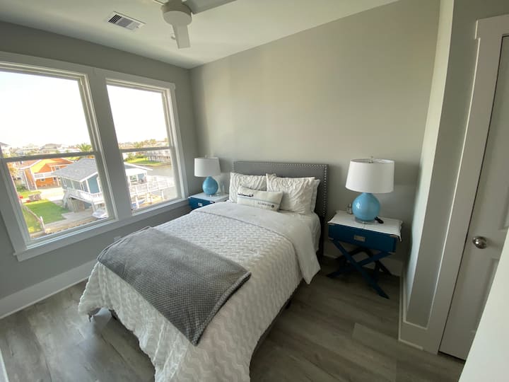 Camera da letto TRE- letto matrimoniale grande, televisore in camera, bagno completo con cabina doccia. Sono inclusi tanti asciugamani morbidi, sapone e shampoo.