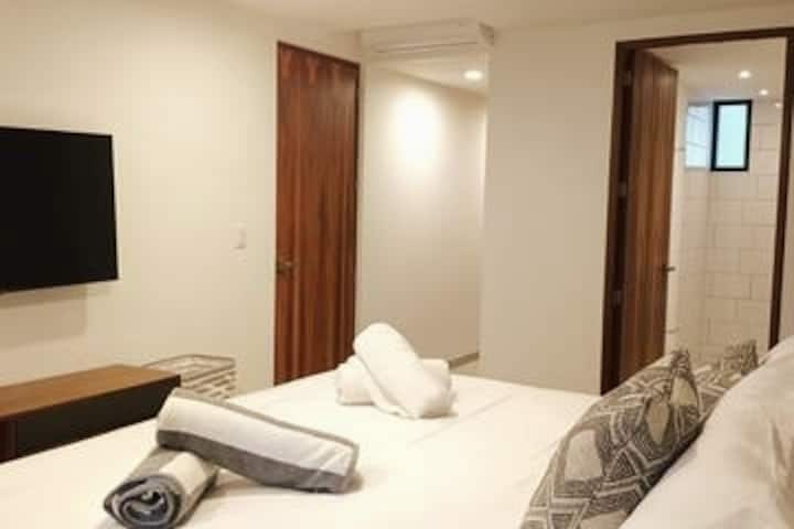 Chumba chenye kitanda cha ukubwa wa mfalme na TV ya HD.