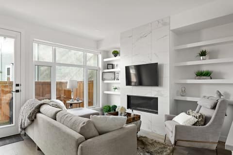 Top performing Airbnb: Comfy Townhouse 3 minutes to Downtown W/AC in Renfrew