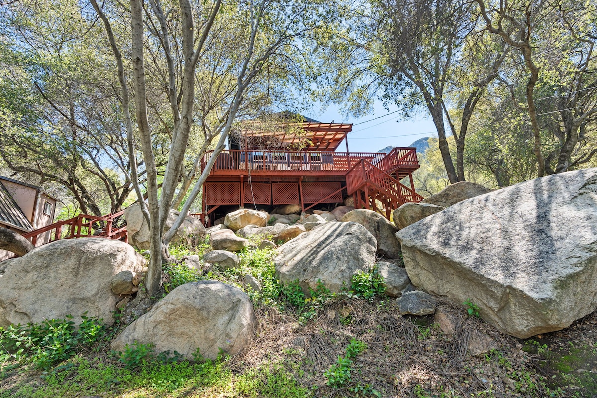 Unique Treehouse on boulders, close to SNP park