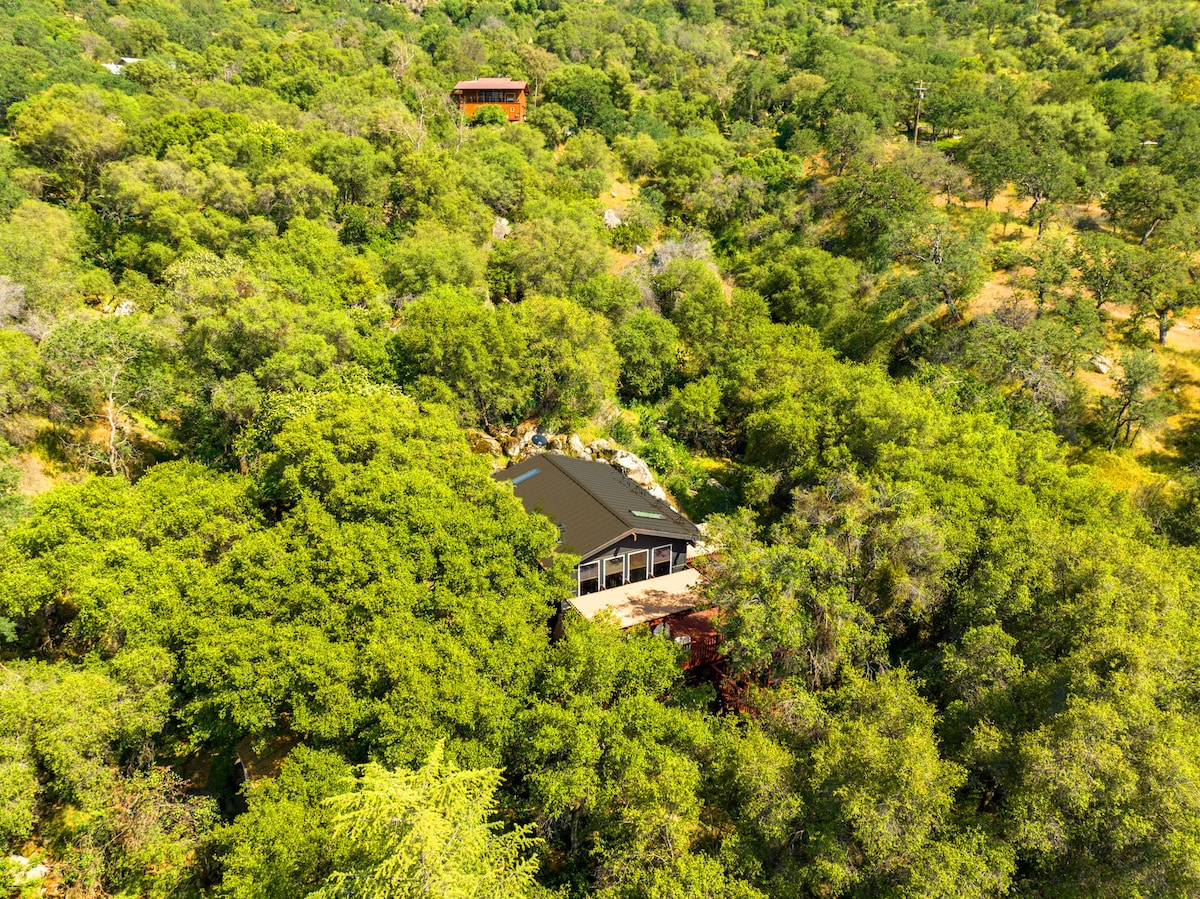 Unique Treehouse on boulders, close to SNP park
