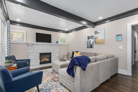 Beautiful 5 BR home w/Hot Tub! 10 min to Downtown