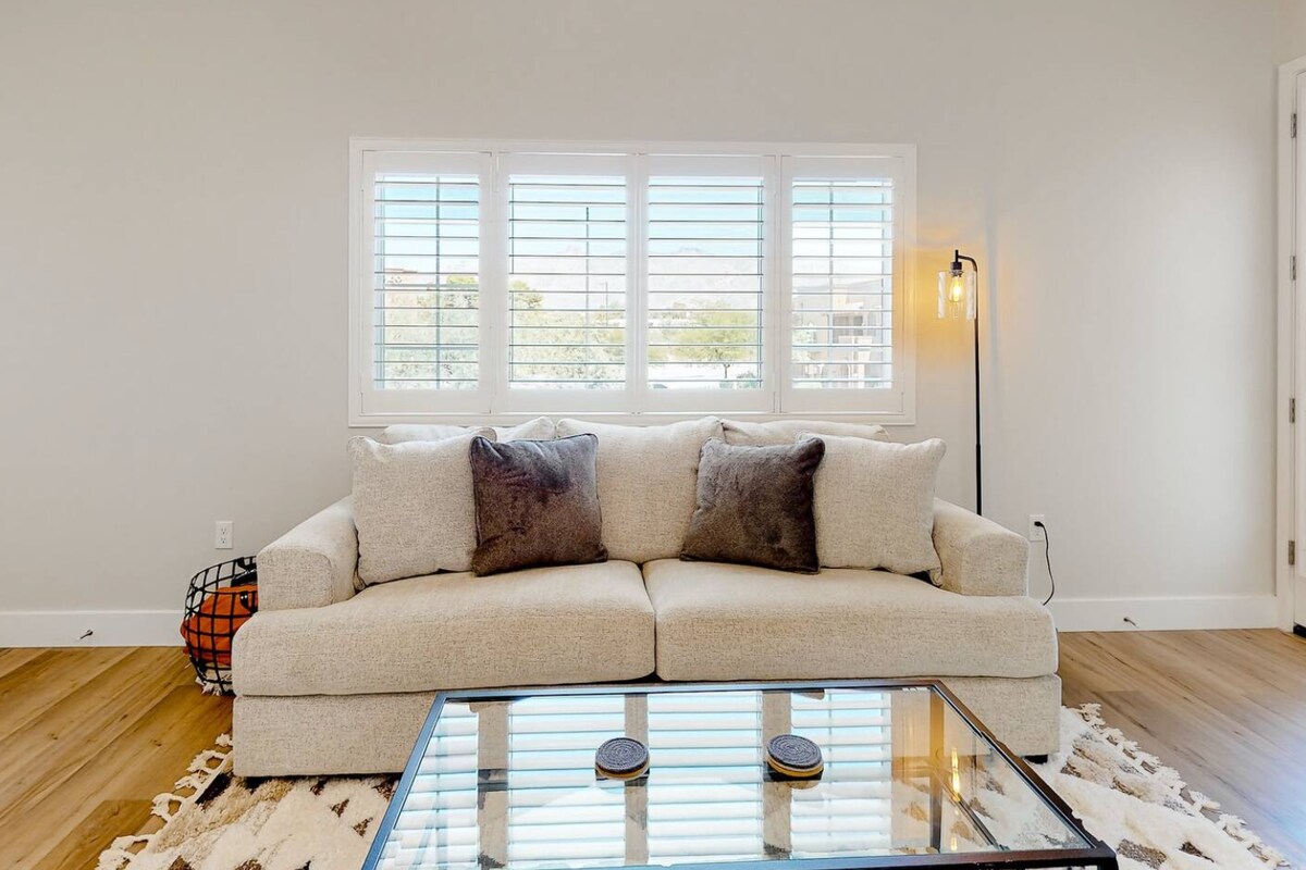 Top Airbnb: Foothills • New Condo • 2BR • Pet Friendly • Clean in Catalina Foothills