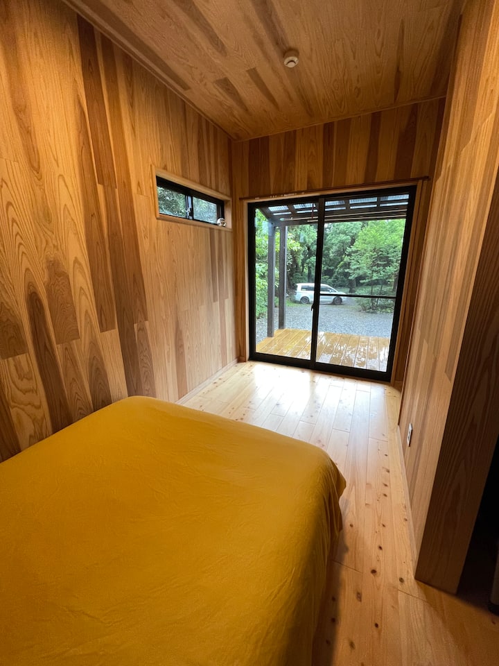 Roshani ya kibinafsi iliyofunikwa kwa chumba kikuu cha kulala na kusini ikikabiliwa na upepo mwanana wa majira ya joto 