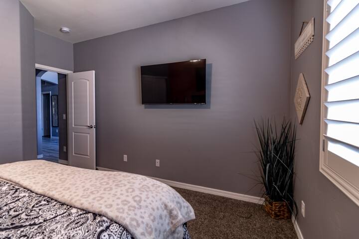 Camera da letto n. 3 con letto queen-size e TV e cassettiera grande non mostrata in foto